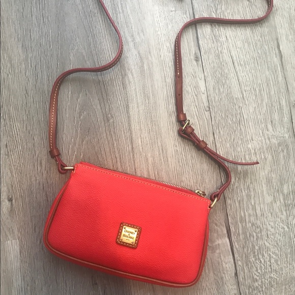 Dooney & Bourke Handbags - 🎉🎉HP DOONEY & BURKE CROSSBODY PURSE ORANGE